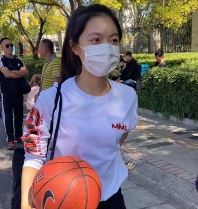 同为新生，张子枫赵今麦同学合影差距大，为什么一个不起眼一个鹤立鸡群？