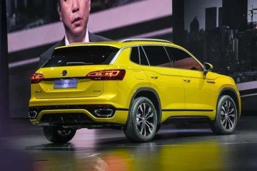 在路上正常驾车时,如果遇见了碰瓷的人该怎么应对?