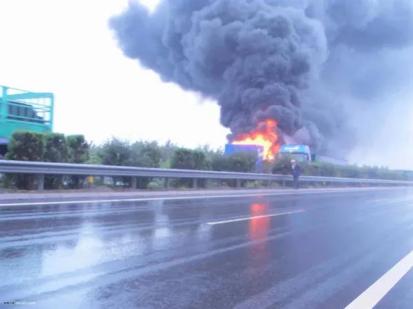 货车高速起火，后车大喊按喇叭提醒，车辆高速起火后果有多严重呢?