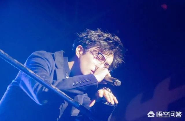 歌手薛之谦服装店开业，一小时店铺被粉丝买空，明星赚钱为什么这么容易？