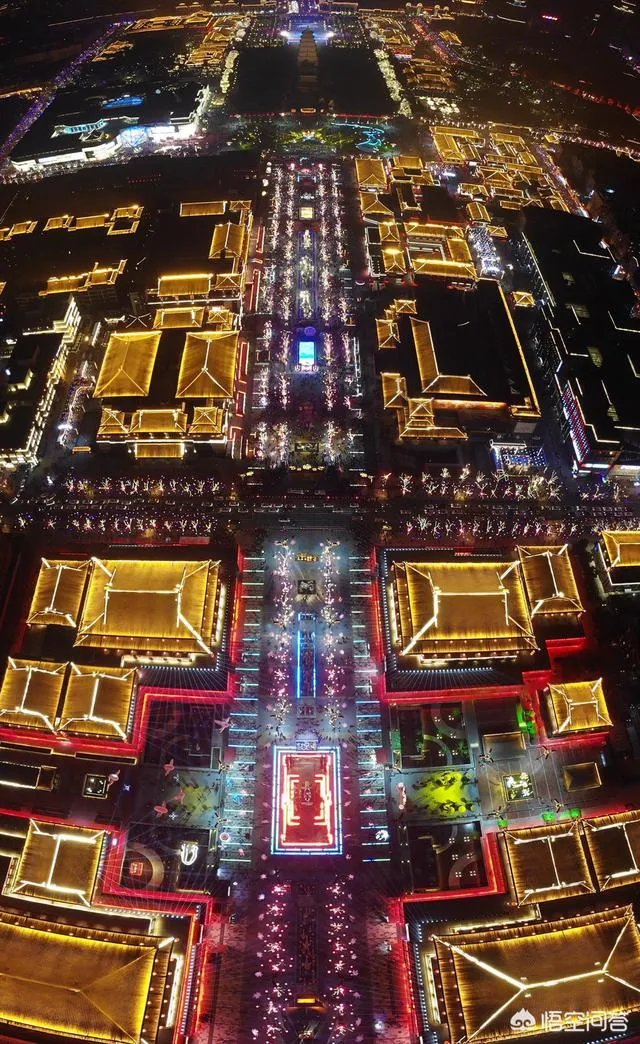 故宫首次晚间开放，你觉得是故宫的灯光秀漂亮，还是西安大唐不夜城漂亮？
