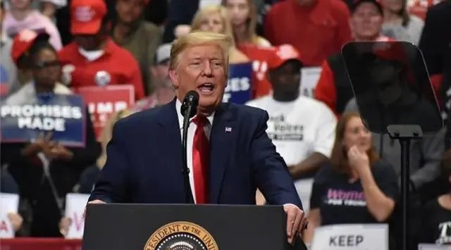 美国在特朗普的任期内经历了新冠和示威，特朗普会不会提前下台？