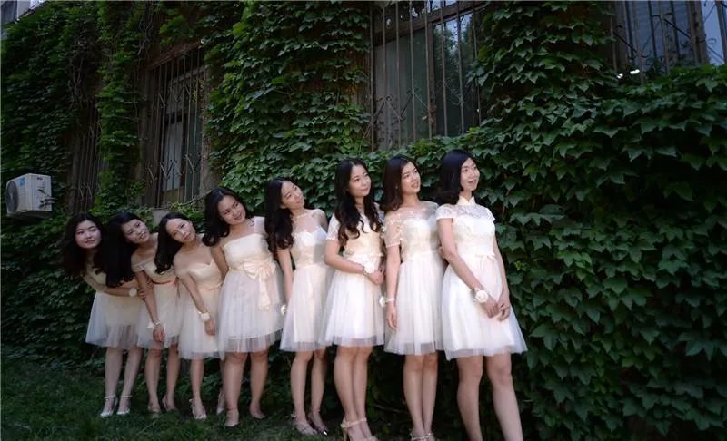 贵州一女大学生抱婴儿拍毕业照，毕业就生子，会不会太年轻了些？