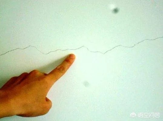 为什么农村的自建房会出现墙面裂缝、开裂、返潮的质量问题？问题出在哪？该怎么解决？