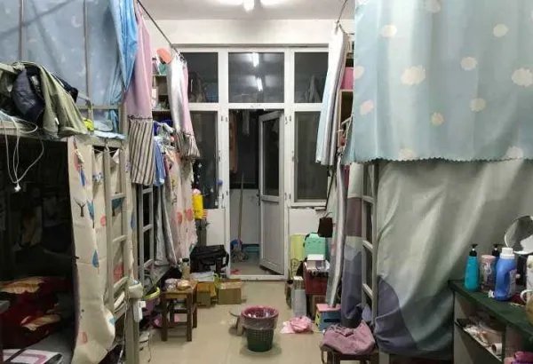 男教师酒后大闹女生寝室，视频拍下他怎样丑恶的嘴脸？