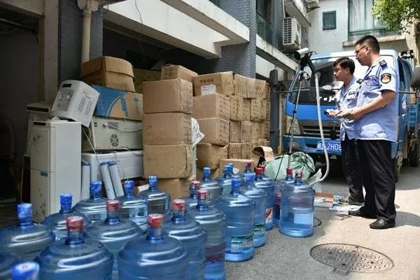 北京一处水站3.3元桶装水灌装后卖20元，如何看待此事？