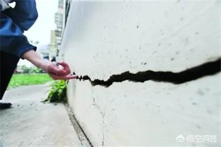 为什么农村的自建房会出现墙面裂缝、开裂、返潮的质量问题？问题出在哪？该怎么解决？