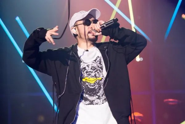 热狗女友官宣二胎，为不愿结婚的渣男生孩子值得吗？