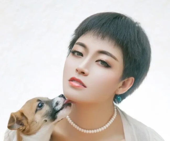 樊玲夜火图近照及资料 和潘春春都有乳神的称号