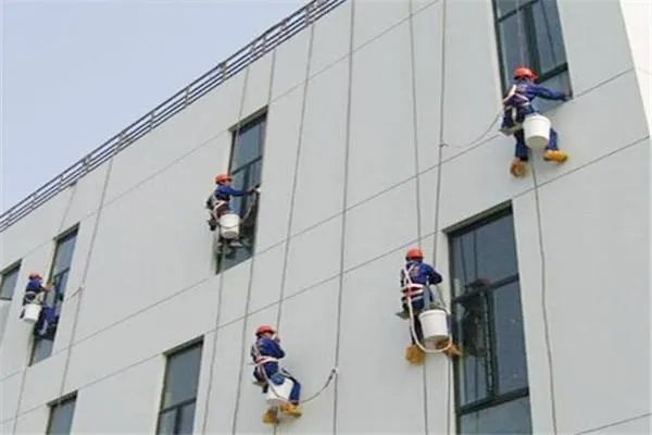 深圳一工人粉刷外墙时坠亡，是什么原因造成的？