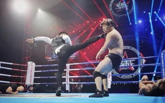 中国拳手杨建平遭日本拳王吐口水，一脚踢翻日本教练，该不该？