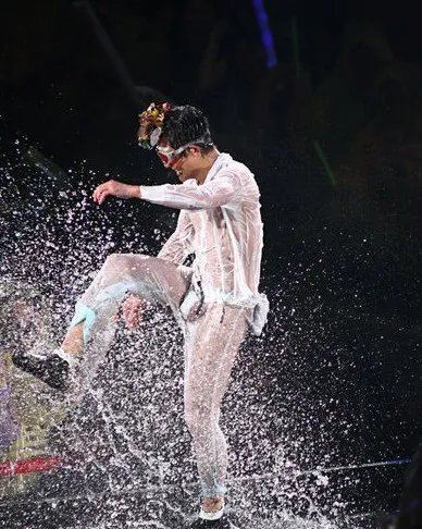 演唱会上演超劲爆湿身秀 郭富城神雕因湿身外露
