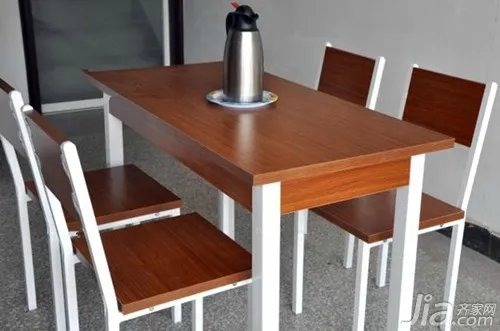 快餐桌椅贵么      快餐桌椅价格介绍