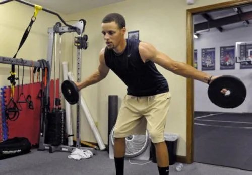 不太明白勇士老板为什么不肯给库里交易否决权，有人可以科普一下吗？