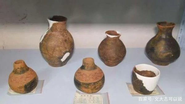 千年古墓有9条盗洞，文物却一件也没丢，专家打开石棺后发现了什么？