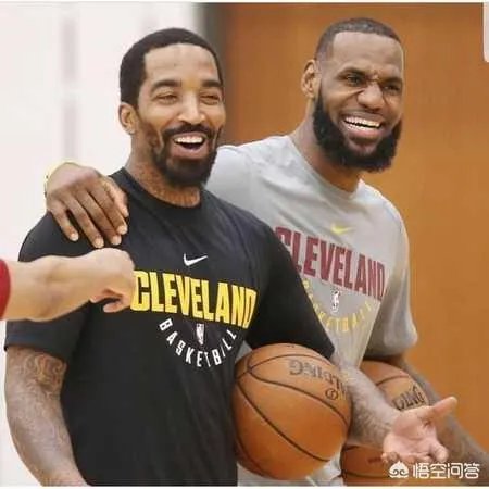 詹姆斯最后时刻连续出手三分，是不是可以回击他关键时刻甩锅的言论？