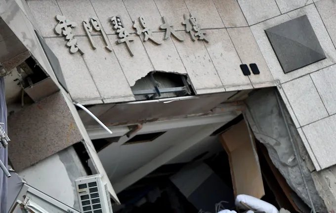 被“秒倒”的云翠大楼出现毁灭性倒塌的原因是什么？