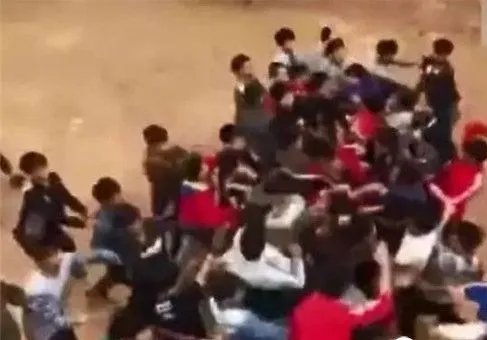 50名中学生群殴是怎么回事？