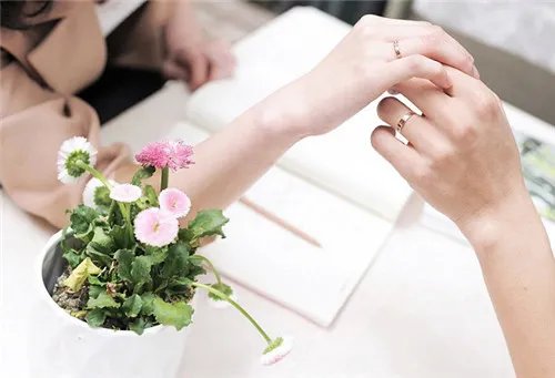 结婚戒指带哪只手 最详细男女生戒指的戴法
