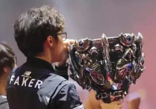 《英雄联盟》uzi和faker荣誉成就一览