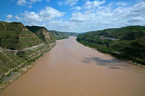 黄河清淤发现80年代透明棺材,透明材料是为了追求时尚还是其他用途?