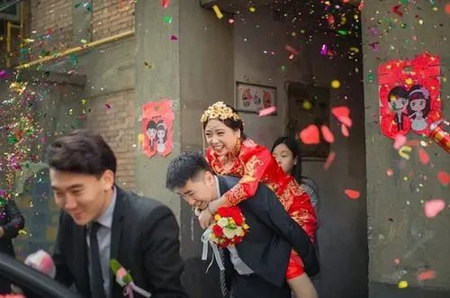 贵州一新郎接亲，十几个大汉坐门口剥玉米，大汉们的样子有多滑稽？