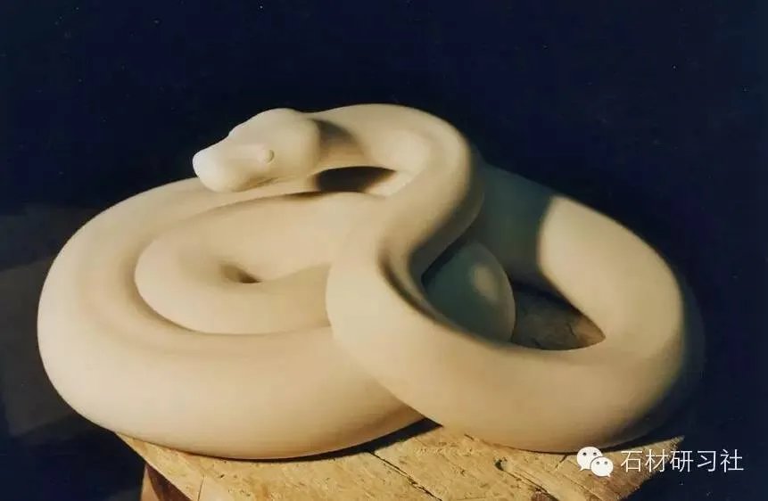 用大理石雕塑固定小动物精彩瞬间