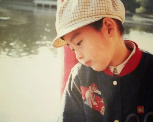 张翰小时候照片可爱 揭秘塘主从青涩少年到美男子的蜕变