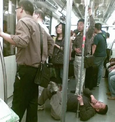 上海一男一女地铁互殴均被刑拘,双方引发争执的原因是什么?