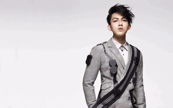 台湾《超级星光大道》历届的冠军都是谁呀？