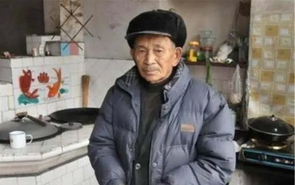 儿子去世，背上60万的债，7旬老人拾荒还钱，人不走账不走，后来呢？