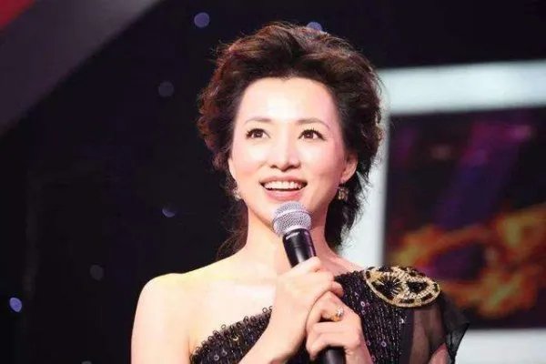 央视主持人合影中董卿稳居C位，她有什么过人之处？