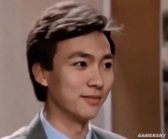 康辉初次主持旧照上热搜 本尊回：中分我自己吹的