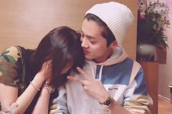 关晓彤录视频窗帘跟鹿晗同款，两个人真的同居了吗？