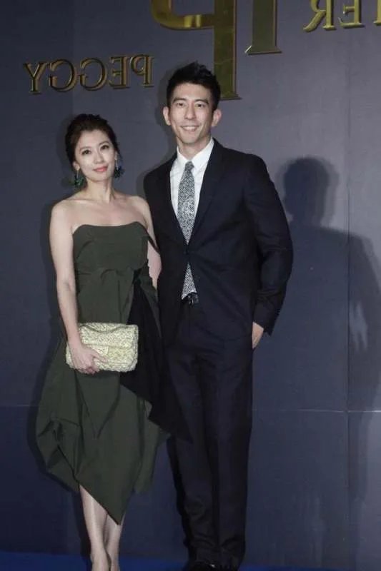 简约款礼裙被气质女神贾静雯穿出了什么感觉？