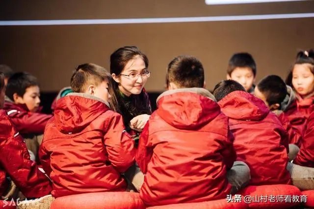 最近深圳名师胡红梅因为学术抄袭在网上很火，网友们怎么看她的成名之路呢？