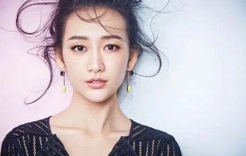 王鸥现身长沙机场，提名牌购物袋神色匆匆，38岁的她在未来的发展如何？