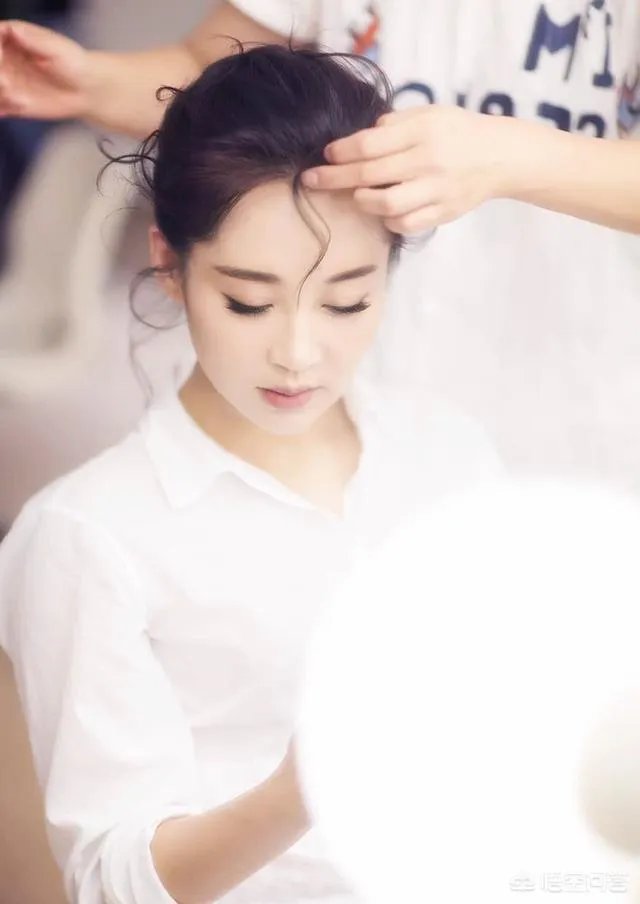 49岁许晴直播卸妆、素颜似少女，哪些女星年龄越大越有韵味？