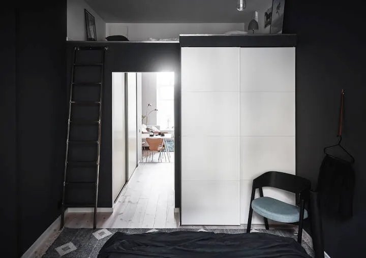 昆凌怀抱一双儿女幸福满满，背景亮了……