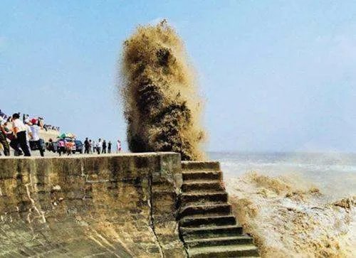 关于“钱塘江大潮”的名诗名句有哪些？