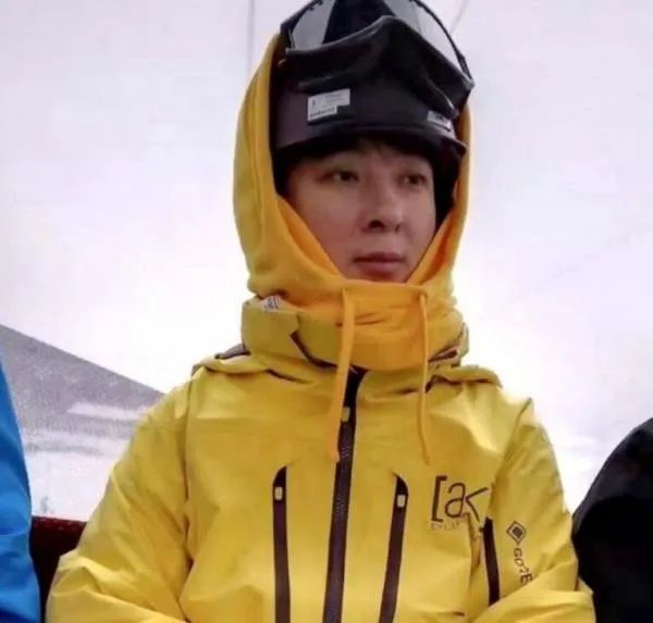 王思聪穿黄色奢华滑雪服现身张家口，遭到了网友怎样的调侃？