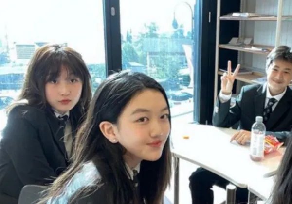 王菲女儿李嫣术后治疗好兔唇，长得像年轻王菲，惊艳众人，你认为呢？