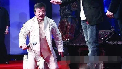 向华强让成龙下跪是真的吗