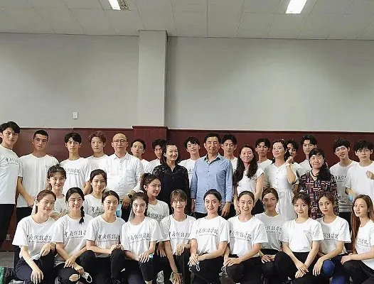 同为新生，张子枫赵今麦同学合影差距大，为什么一个不起眼一个鹤立鸡群？