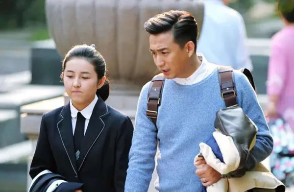 黄磊直言后悔生下三胎儿子，46岁的巨大年龄差引发怎样的共鸣？