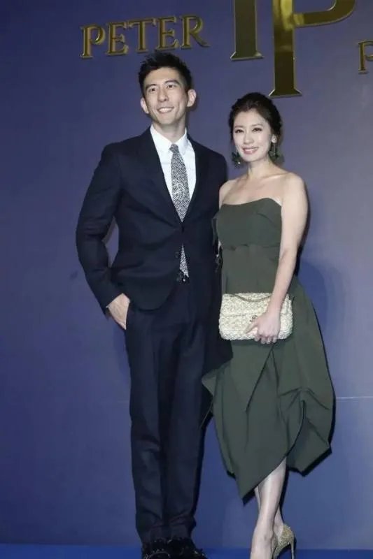 简约款礼裙被气质女神贾静雯穿出了什么感觉？