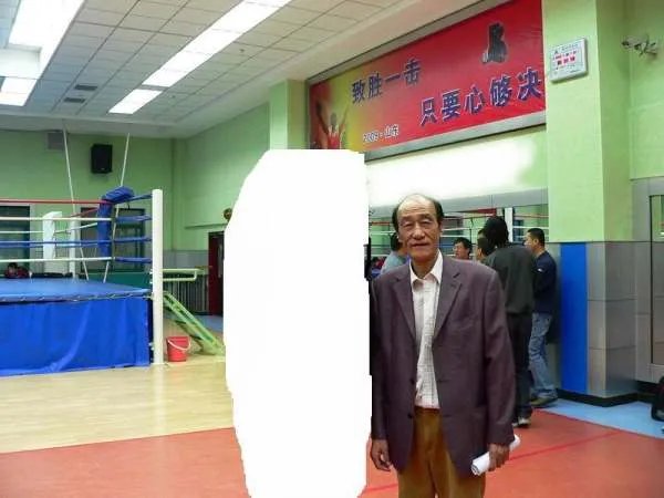 每周日，常在央视五套的世界职业拳击比赛里担任现场主持和解说的那个老头是什么人物？