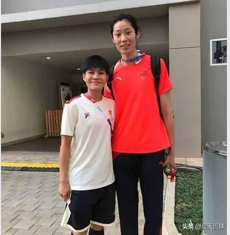 ZhuPerb！拿出结婚证给朱婷签名的暖心，球迷为朱婷写歌，这件事让你感动了吗？