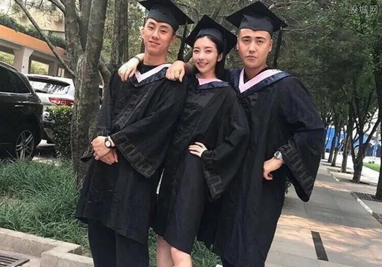 豆得儿晒毕业照 与男同学合影照片曝光