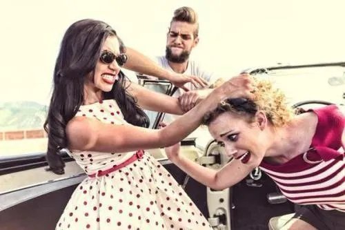 老公在参加同学聚会的时候带着他的小三去了，后来被我意外知道，我该怎么办？